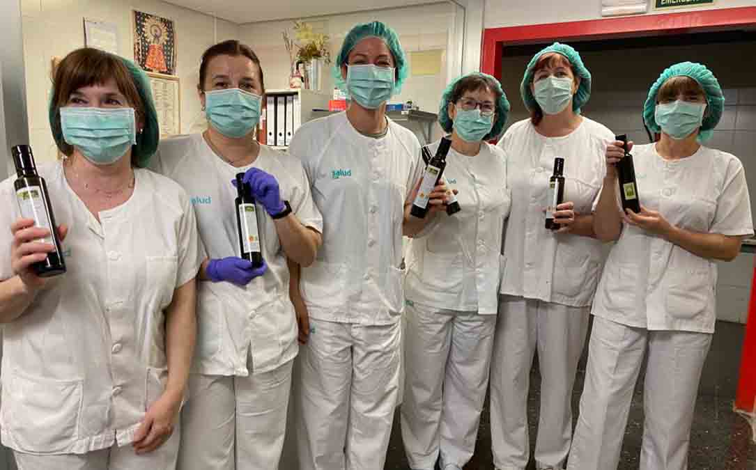 El personal del hospital con las unidades de aceite de oliva