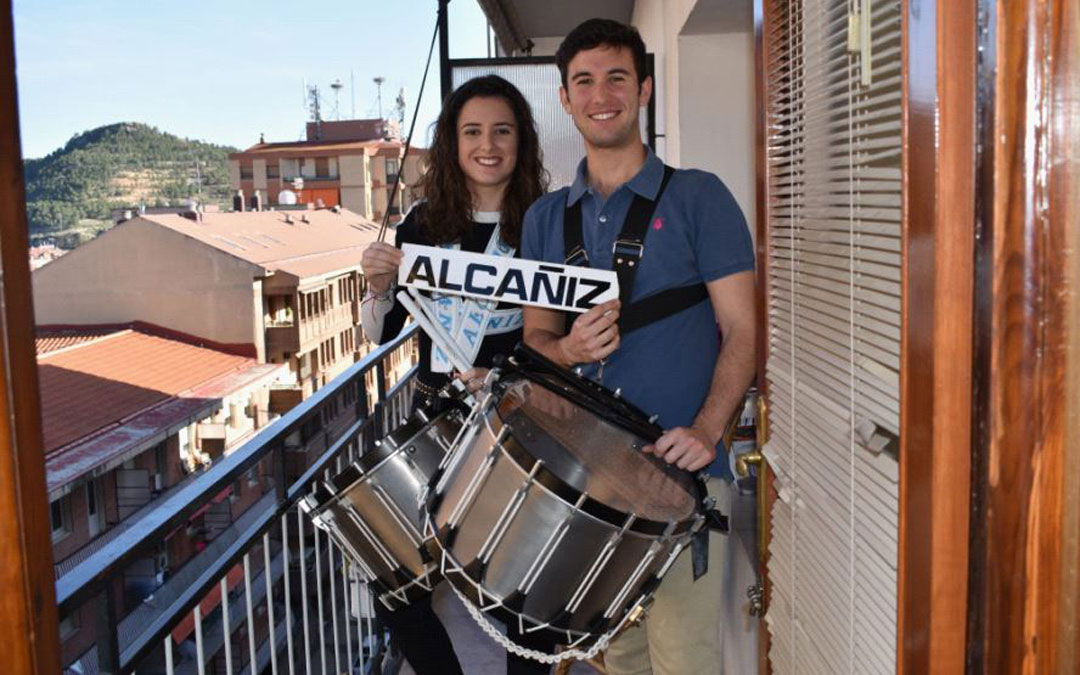 Dos jóvenes alcañizanos que se retrataron para el acto por las Jornadas de la Ruta de Alcañiz que no se celebraron por el coronavirus