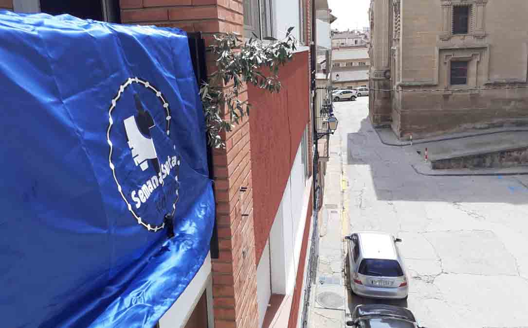 Gala en el balcón con ramo de olivo