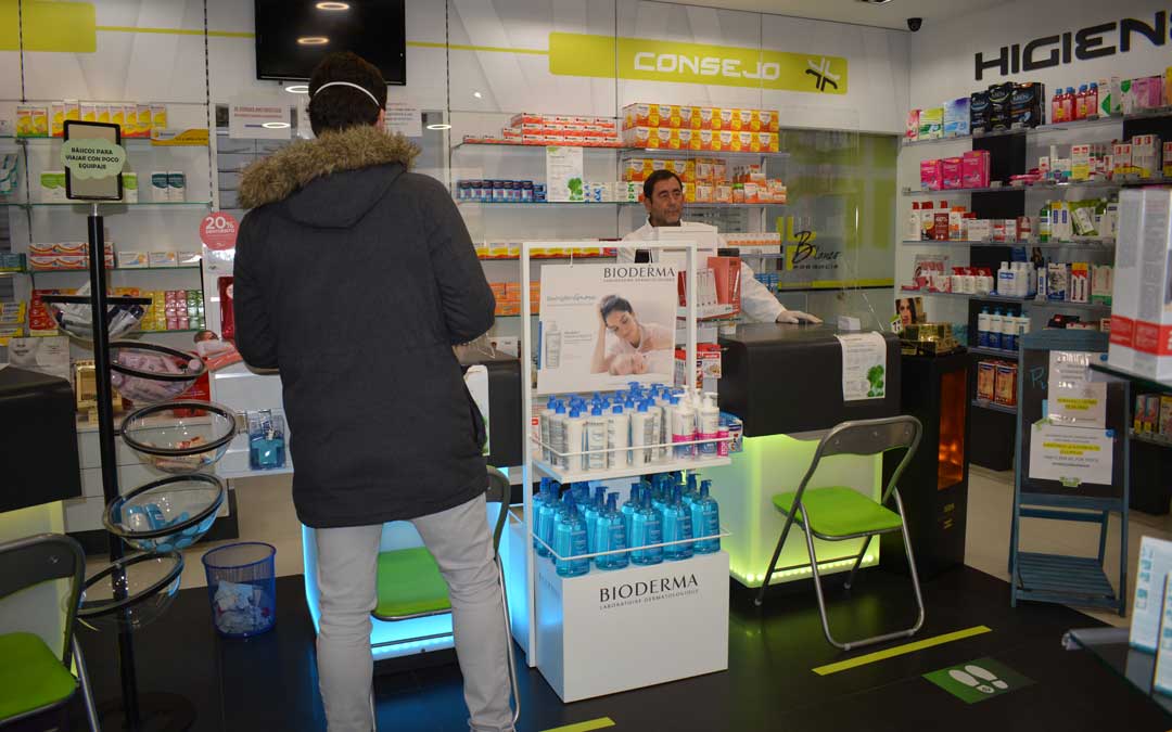 Farmacia Blanco, en Alcañiz, despachando tras una mampara ya en estado de alarma. / Iulia Marinescu