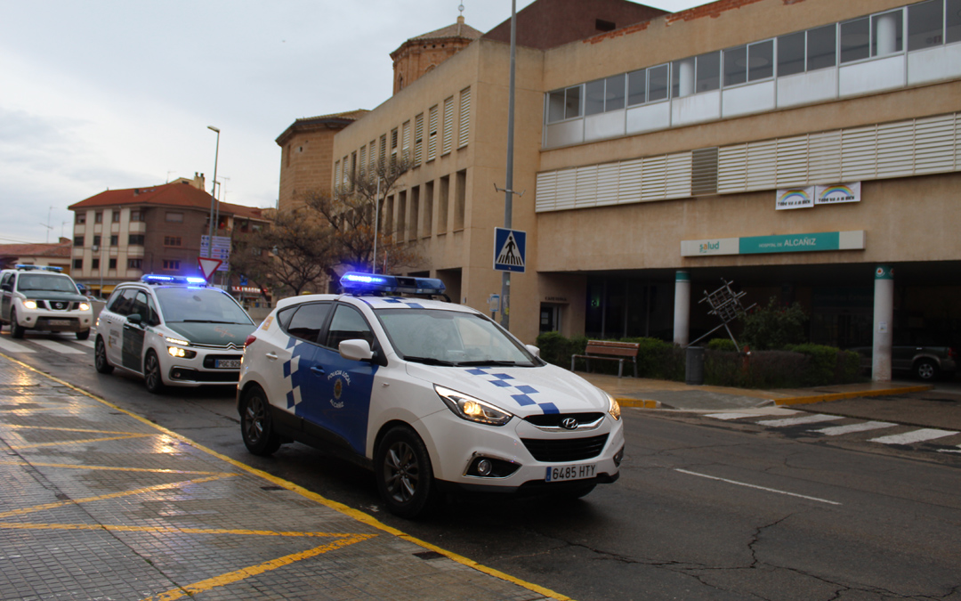 La Policía Local pasaba por el Hospital de Alcañiz estos días a las 20.00./ B. Severino