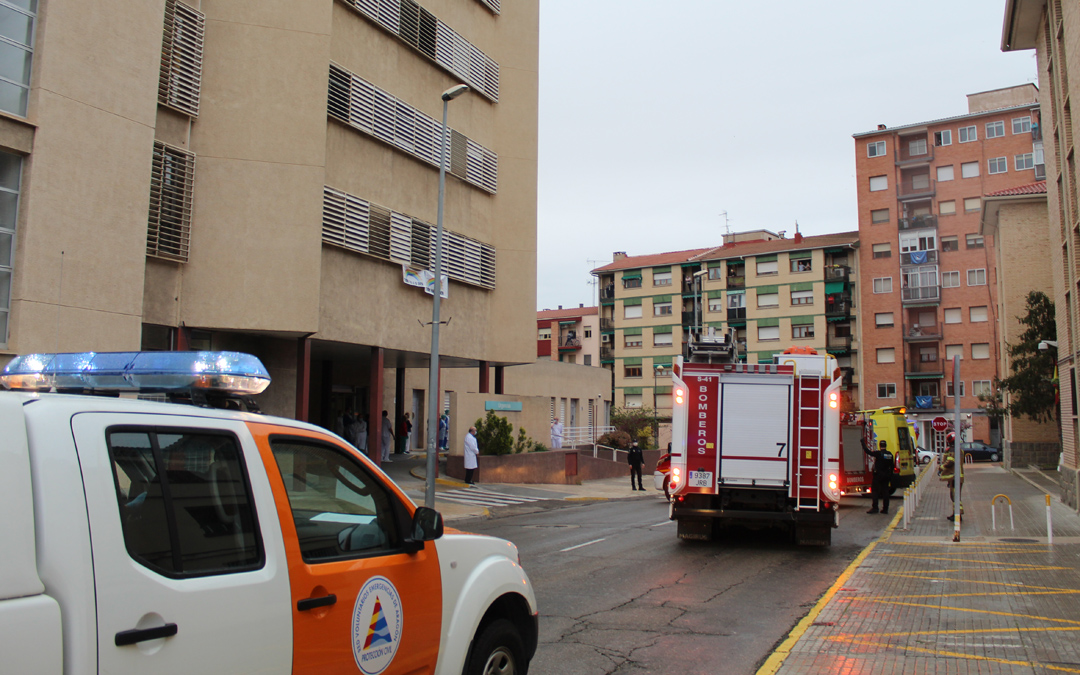 Los efectivos de emergencias pasando por el Hospital de Alcañiz a las 20.00./ L.C.