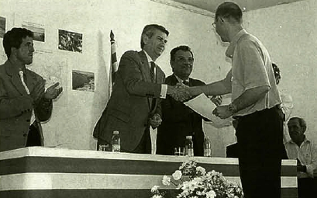 En la entrega de títulos del PEBEA en Jatiel a finales de los 90. / Archivo La COMARCA