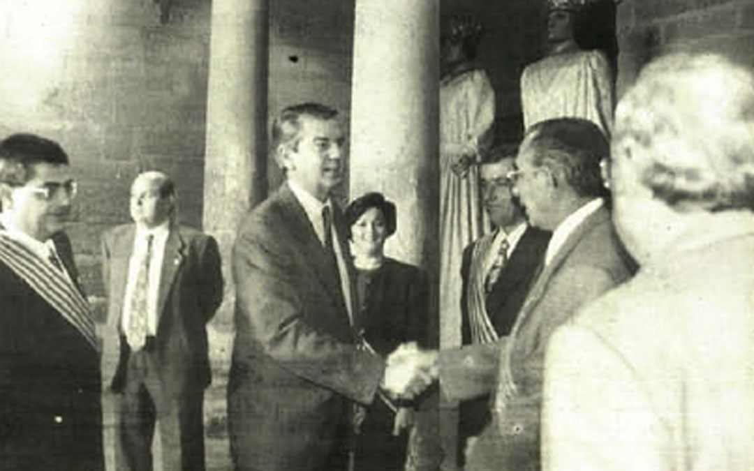 Visita de Santiago Lanzuela al Ayuntamiento de Alcañiz en noviembre de 1995. / Archivo La COMARCA