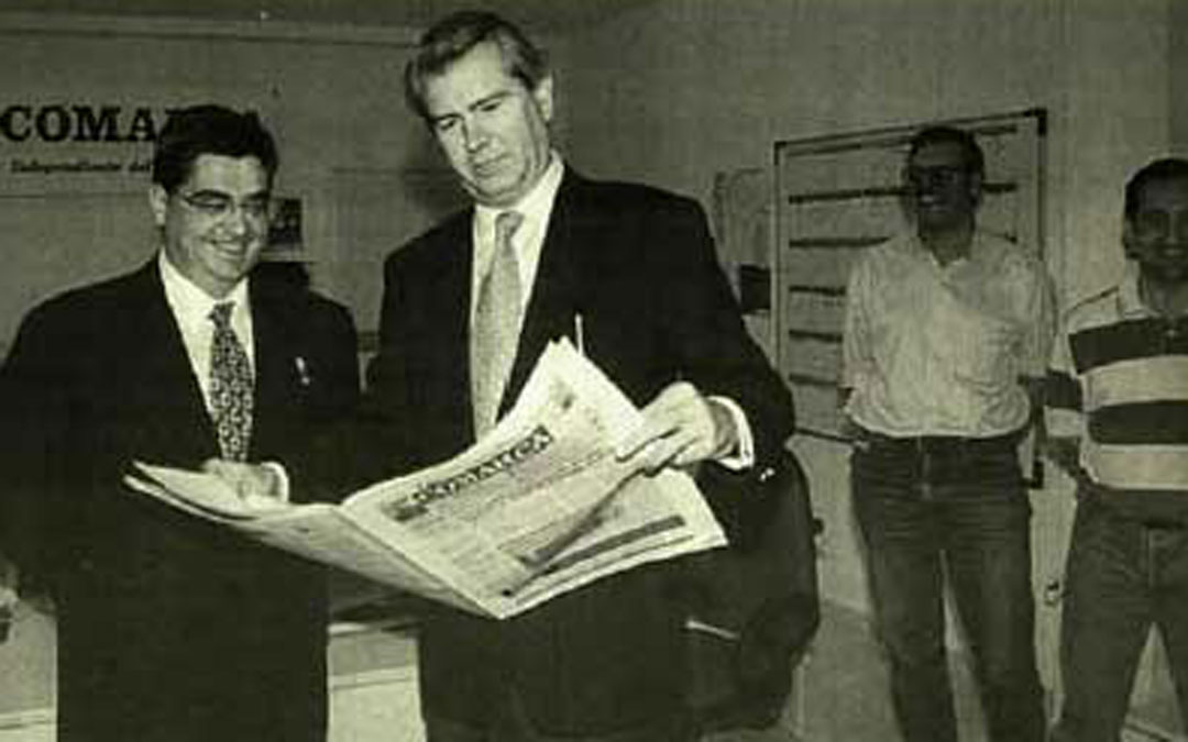 En la redacción de La COMARCA en junio de 1998 con Carlos Abril, entonces alcalde de Alcañiz. / Archivo La COMARCA