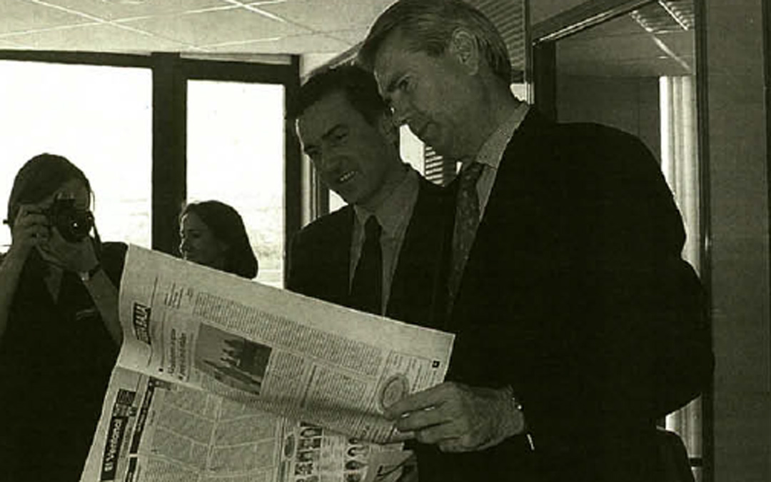 En la redacción de La COMARCA junto al presidente del Grupo, Raimundo Cubeles, en junio de 1999. / Archivo La COMARCA