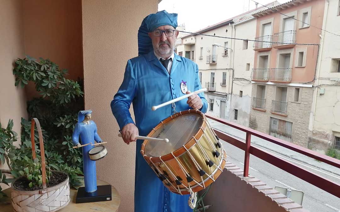 Alcañiz. Dos tamborileros en el balcón.