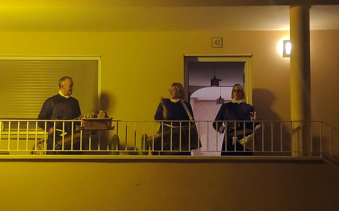Una familia de Alcorisa en la terraza tras Romper la Hora en 2020./ L.C.