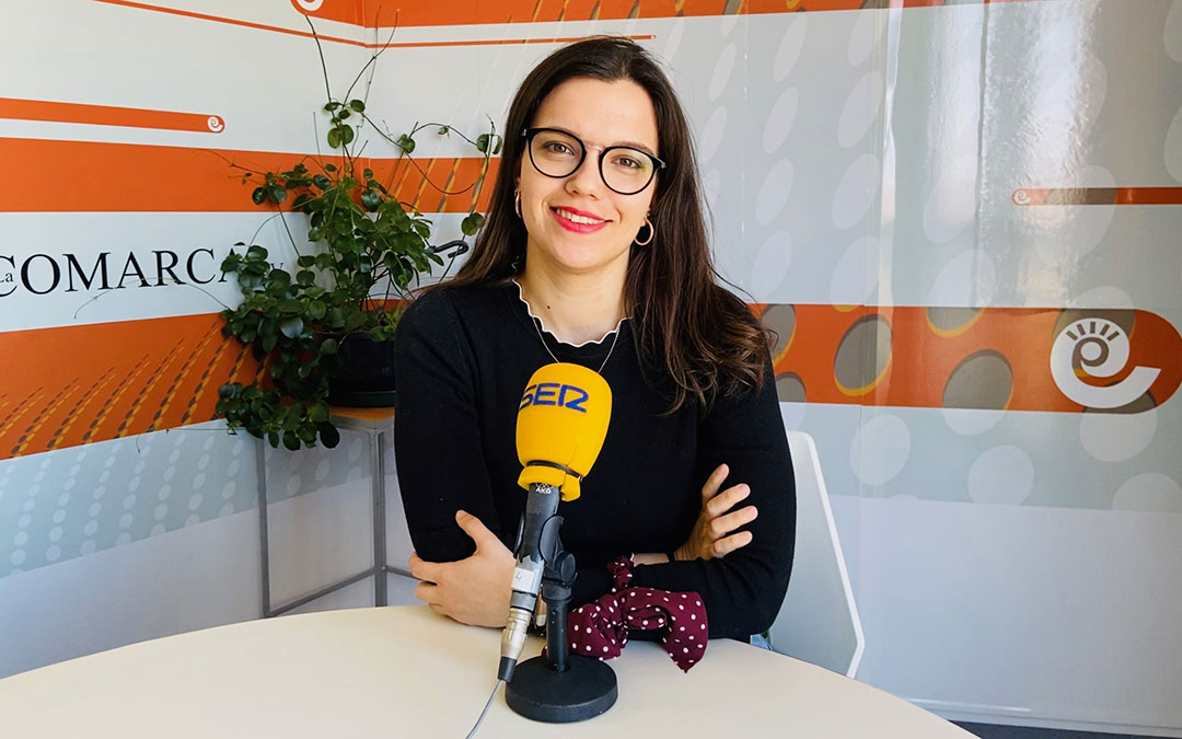 Alicia Martín, en el estudio de Radio La Comarca tras el especial de la Ruta del Tambor y Bombo./ L.C.