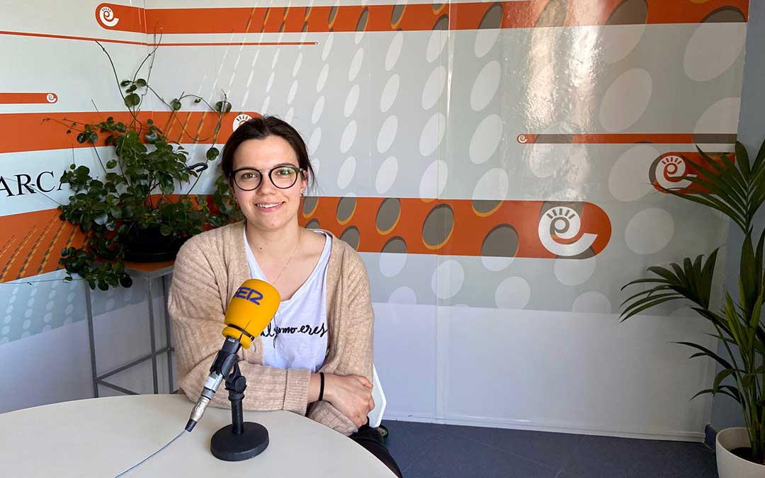 Alicia Martín en el estudio de Radio La Comarca./ L.C.