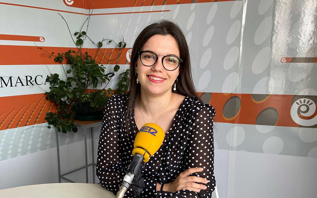 Alicia Martín en el estudio de Radio La Comarca./ L.C.