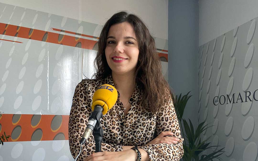 Alicia Martín, en el estudio de Radio La Comarca./ L.C.