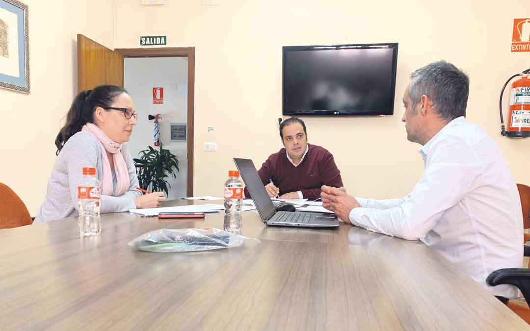 Quílez (edil de Hacienda), Amador (alcalde) y Miguel (Pte. Empresarios) este lunes reunidos en el Ayuntamiento de Andorra