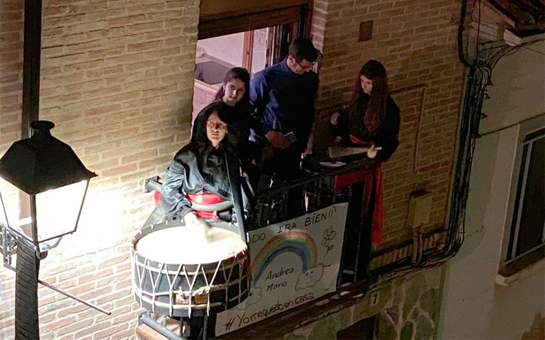 Una familia andorrana, 'confinada' en el balcón para romper la hora./ Isabel Roqueta