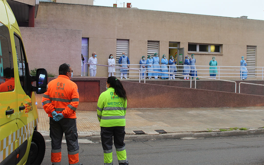 Aplauso sanitario frente al Hospital de Alcañiz a las ocho de la tarde./ B. Severino