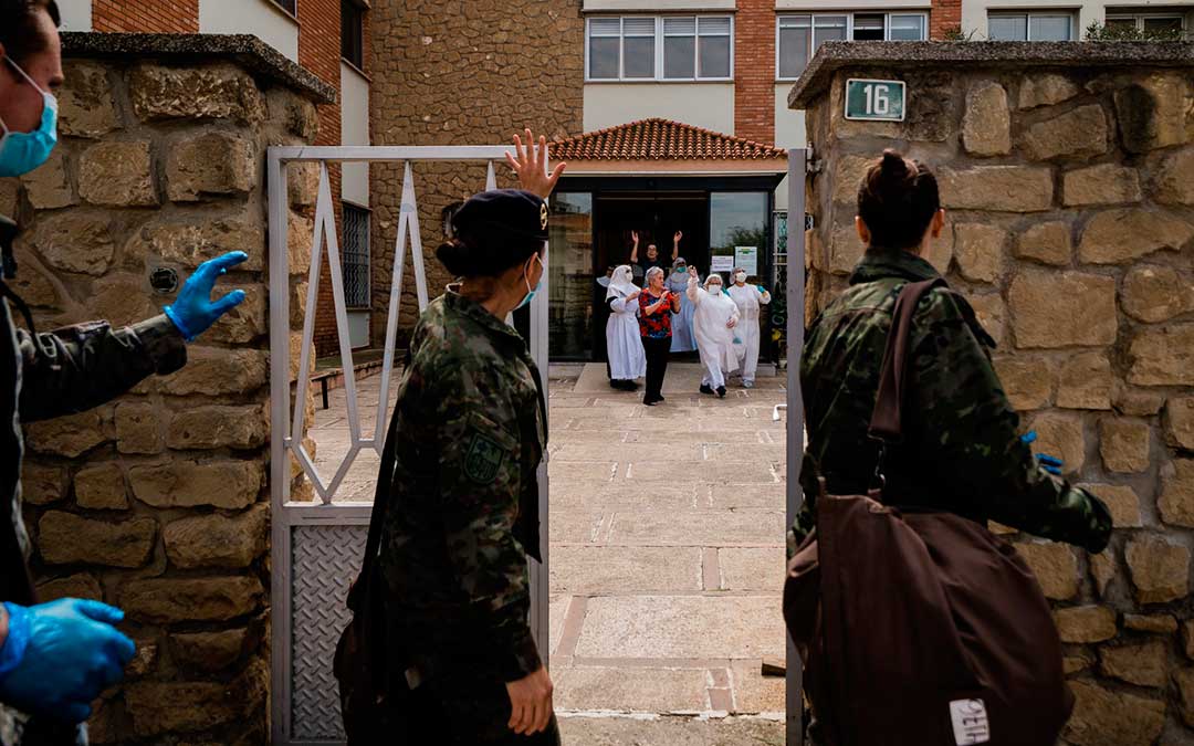 El personal de la residencia caspolina sale a la puerta a despedir a los efectivos del Ejército de Tierra./ Cesáreo Larrosa