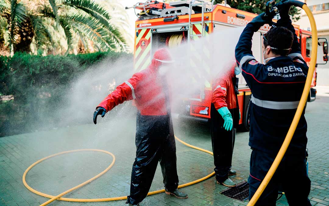 Un bombero desinfectándose antes de comenzar con los trabajos en la residencia. Imagen: Cesáreo Larrosa.