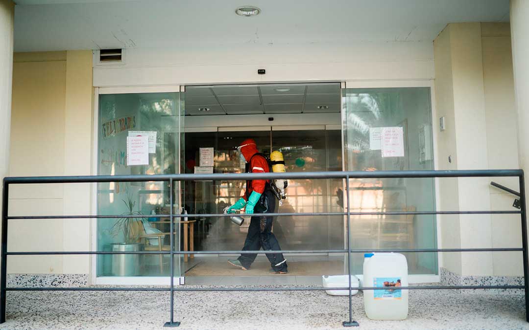 Un bombero en el interior de la residencia Adolfo Suárez. Imagen: Cesáreo Larrosa.