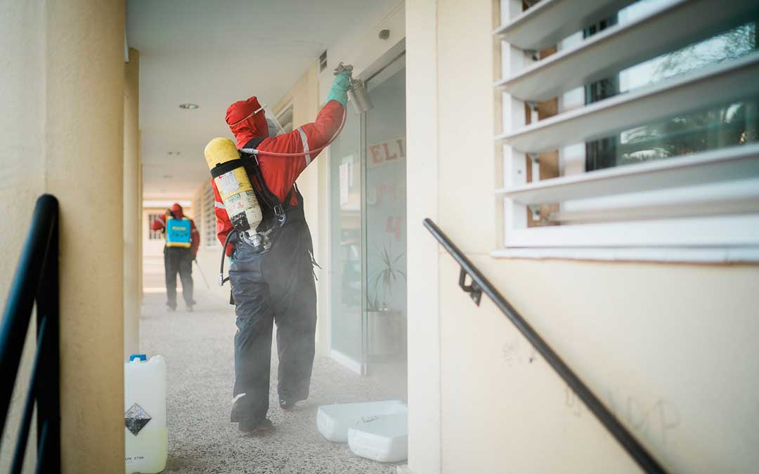 Un bombero desinfectando el exterior de la residencia Adolfo Suárez. Imagen: Cesáreo Larrosa.