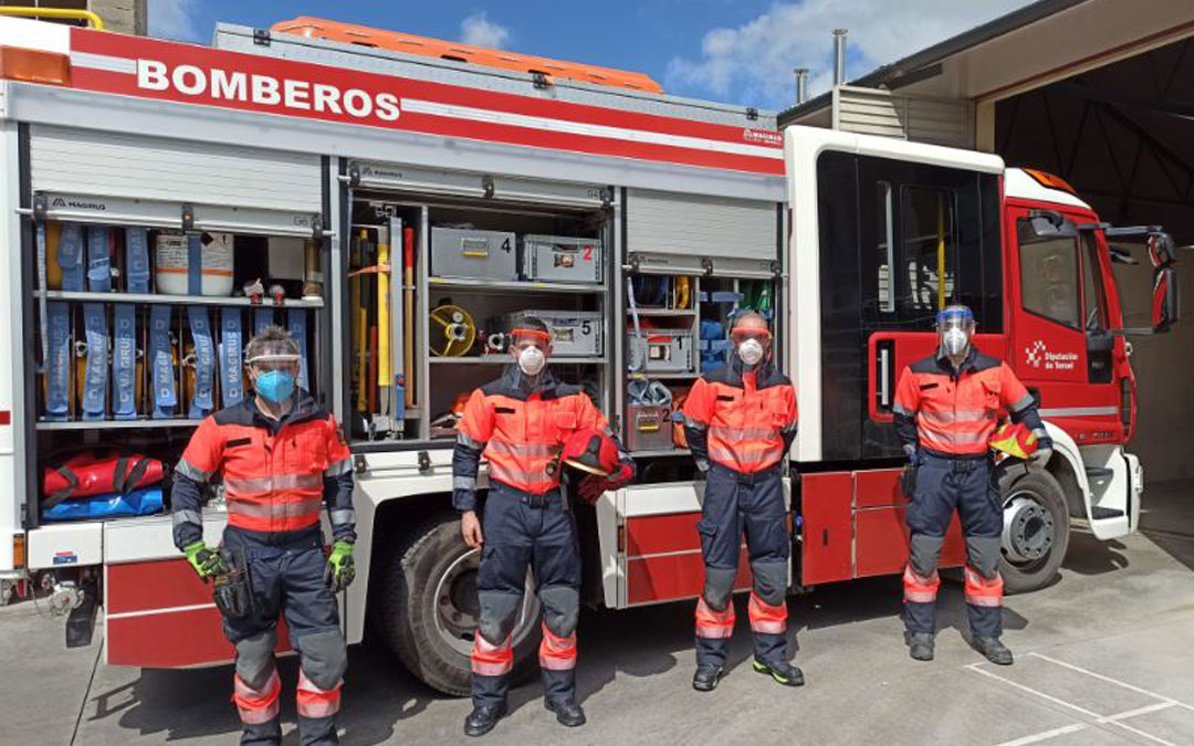 Bomberos del Parque de Alcañiz con las pantallas protectoras de los 'Coronavirus Makers' del Bajo Aragón