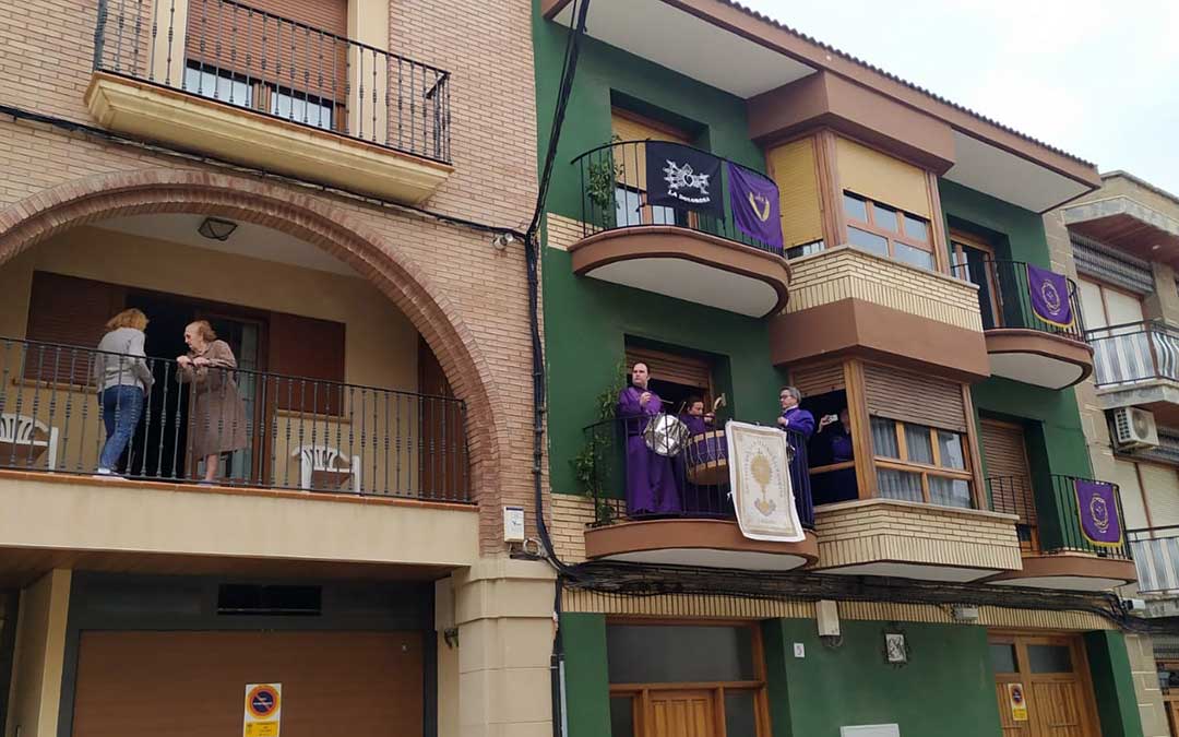 Imagen de archivo: Vecinos de Calalnda tocando tras la Rompida el año pasado desde sus balcones. / M. Q.