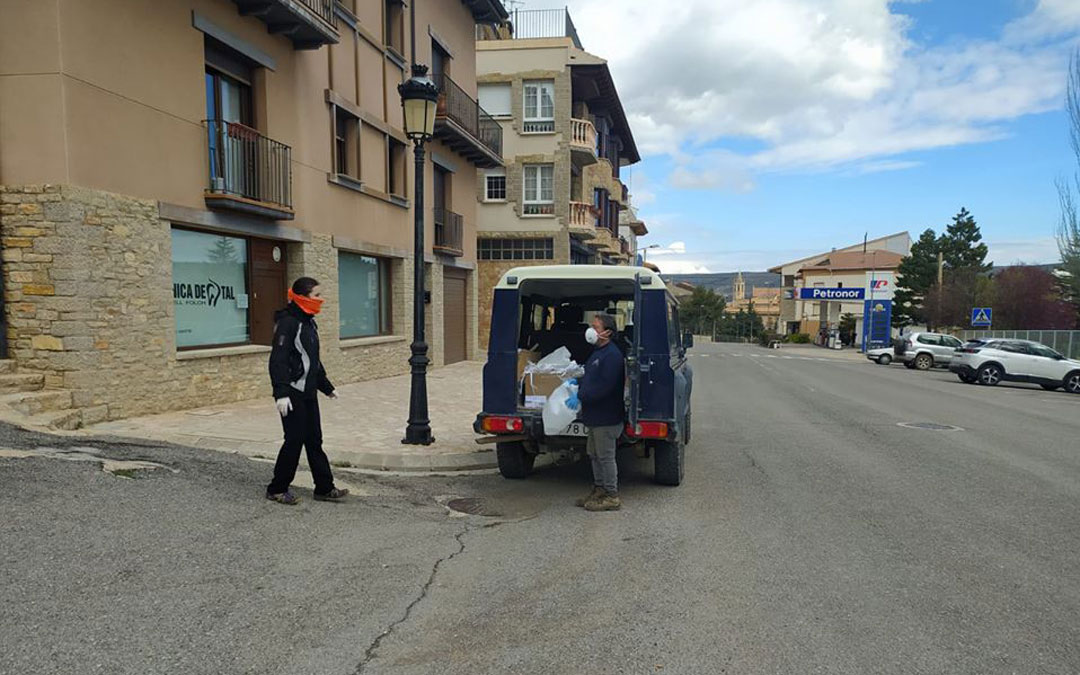 Reparto de mascarillas caseras entre vecinos de Cantavieja. / Ayuntamiento de Cantavieja