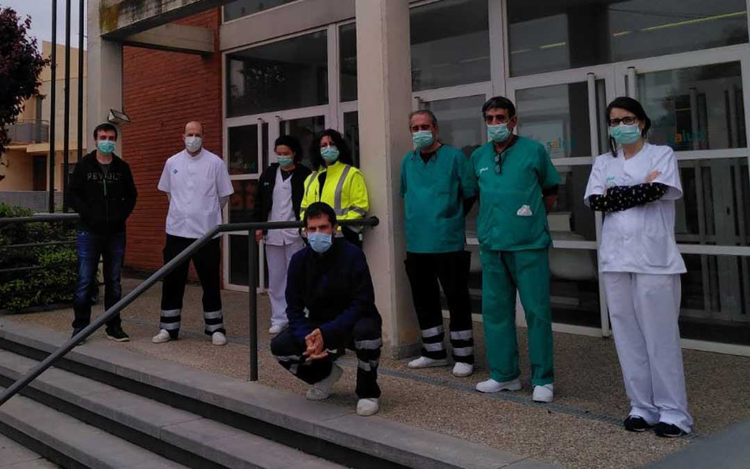 Imagen de archivo. Minuto de silencio en el centro de salud de Híjar por el médico fallecido durante la pandemia/ Maaszoom