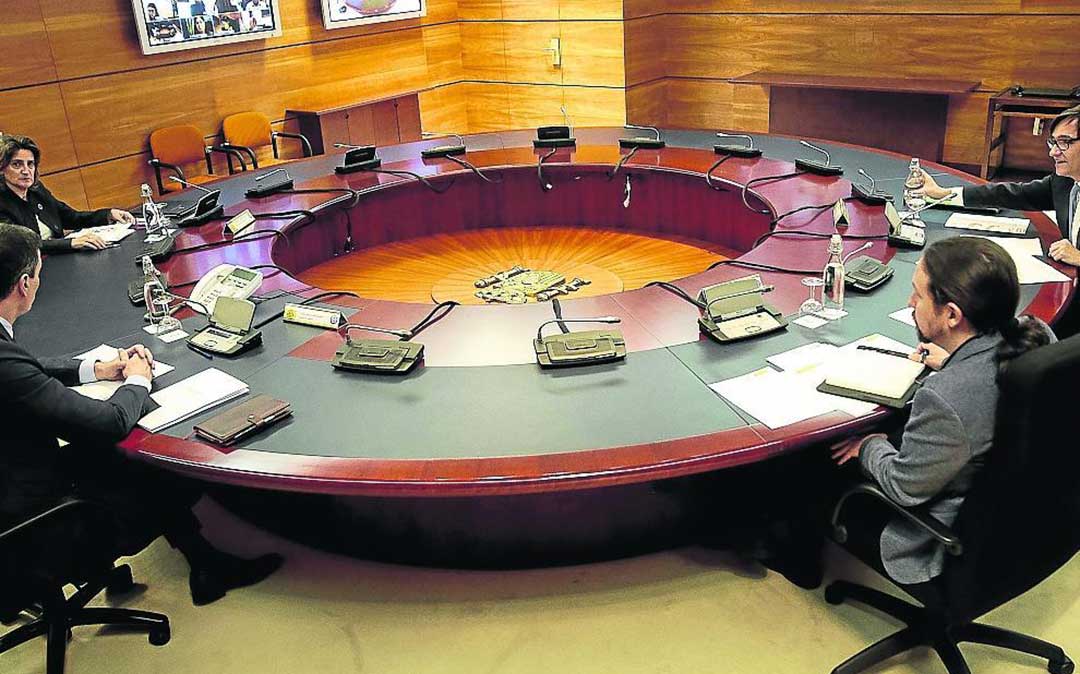 Teresa Ribera, Pedro Sánchez, Pablo Iglesias y Salvador Illa, este martes, en la reunión del Consejo de Ministros./ Efe