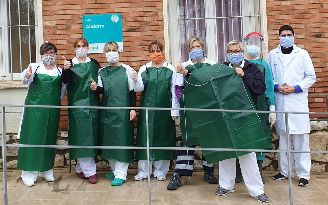 Parte del equipo del Centro de Salud de Andorra con los delantales confeccionados con sacos de carbón