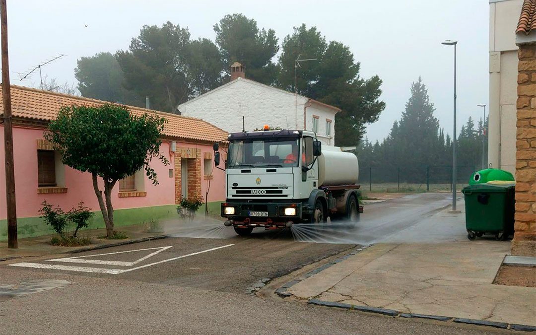 La brigada de desinfección limpia las calles de Alcañiz./ Ayto. de Alcañiz