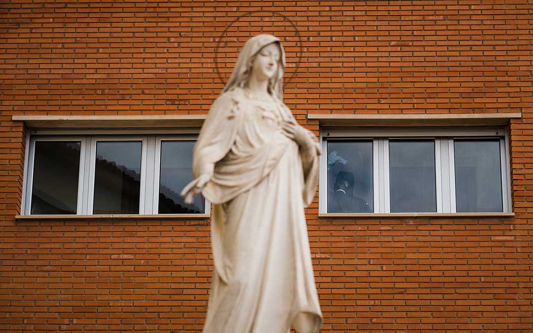 Escultura en el exterior de la residencia. Imagen: Césareo Larrosa.