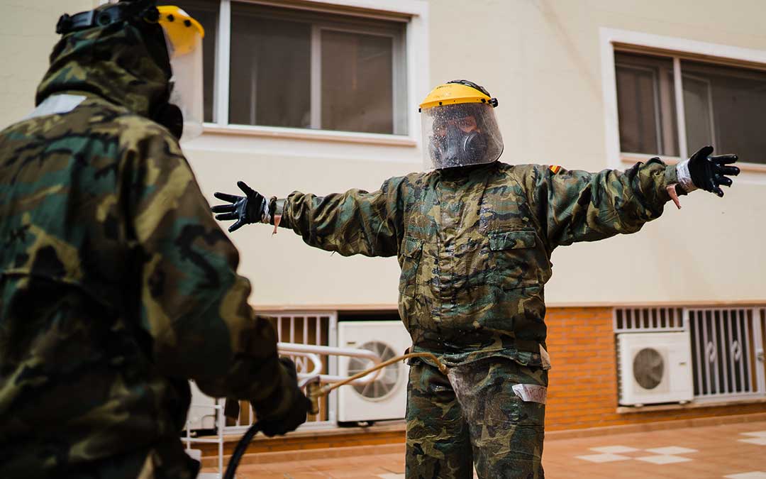 Dos efectivos autodesinfectándose. Imagen: Césareo Larrosa.