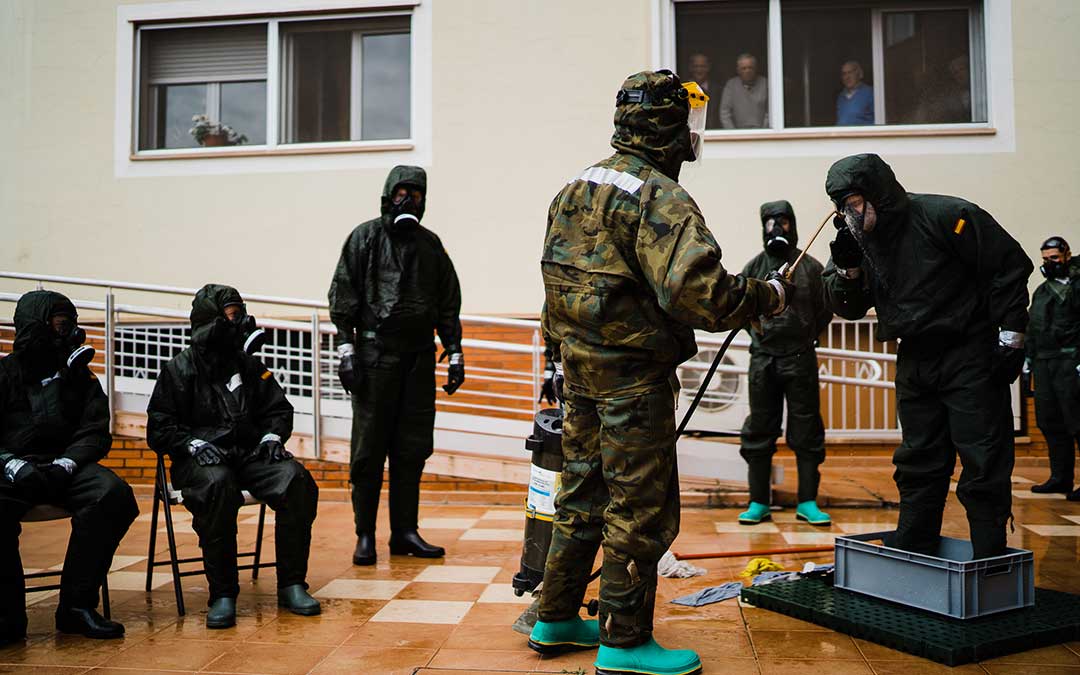 Los residentes aplauden desde las ventanas. Imagen: Césareo Larrosa.