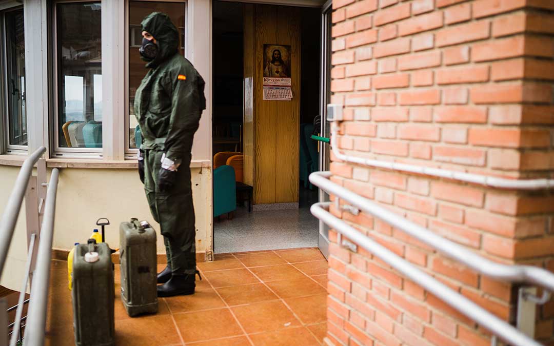 Un efectivo descansando en el exterior. Imagen: Césareo Larrosa.
