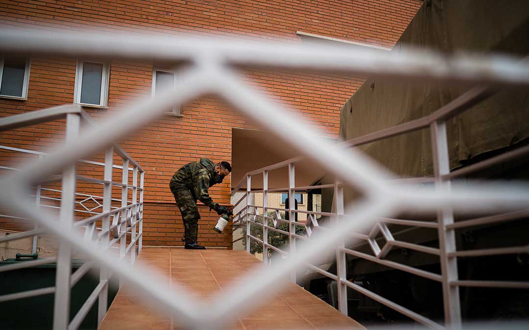 Un efectivo desinfectando el exterior. Imagen: Césareo Larrosa.