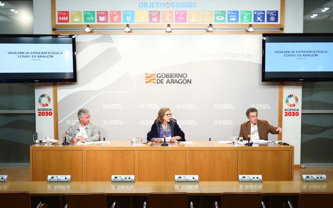 La consejera Ventura, este martes, en rueda de prensa, entre los directores generales Marión y Falo / DGA