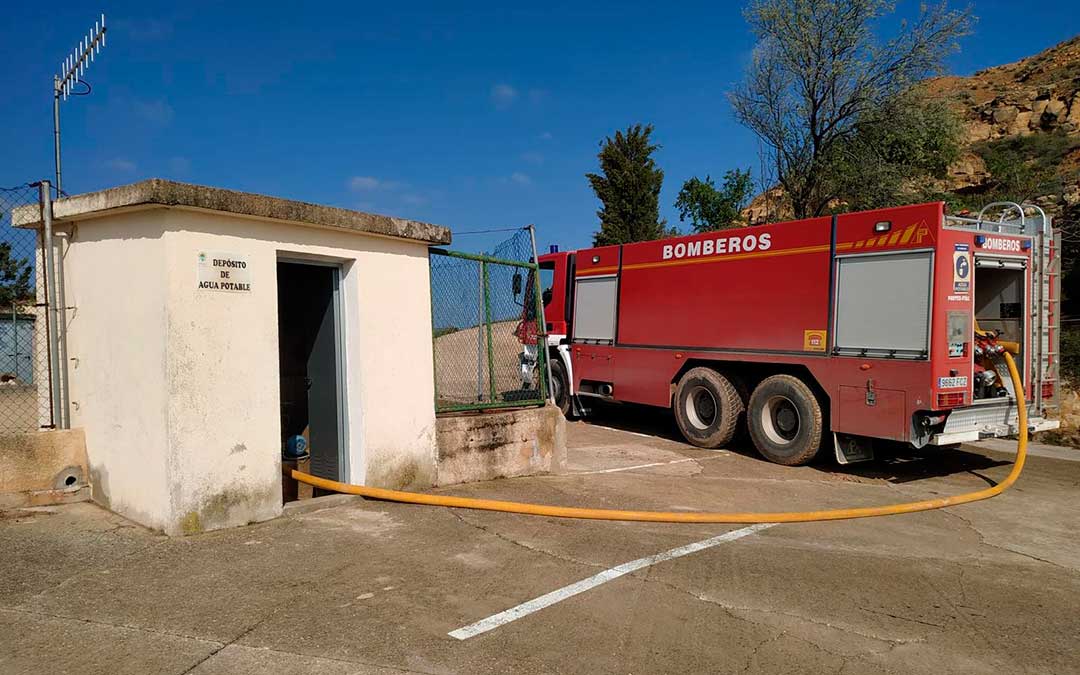 Los bomberos inyectan diariamente agua procedente de Valderrobres.