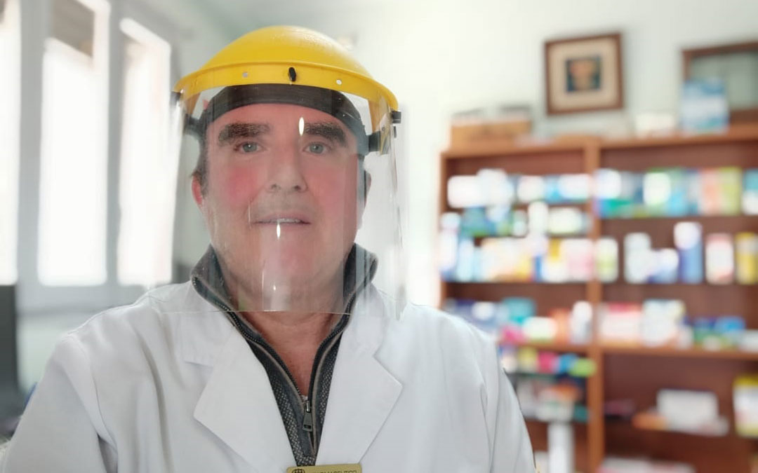 Rogelio Giner es el farmacéutico de la oficina de oliete./R.G.