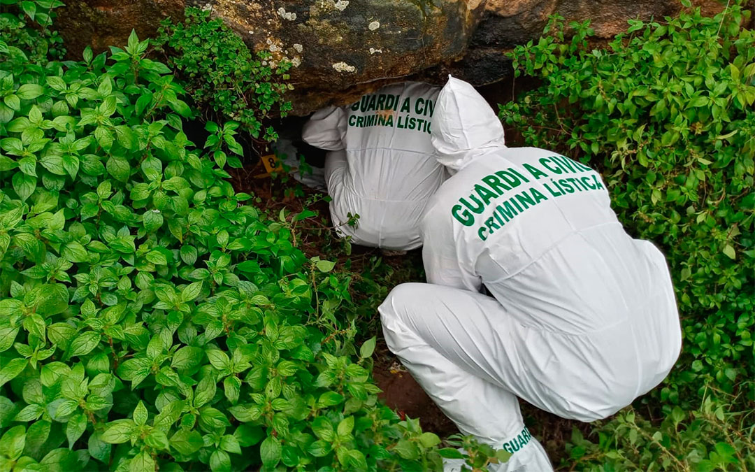 La Unidad de Criminalística de la Guardia Civil inspecciona la cueva./ Guardia Civil