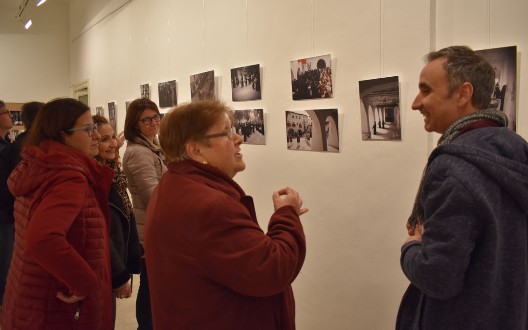 Vicente Gómez Arbiol, en la visita guiada el día de la inauguración. Debido al confinamiento pone sus fotos a disposición del público a través de la web del Centro de Estudios. / Laura Quílez