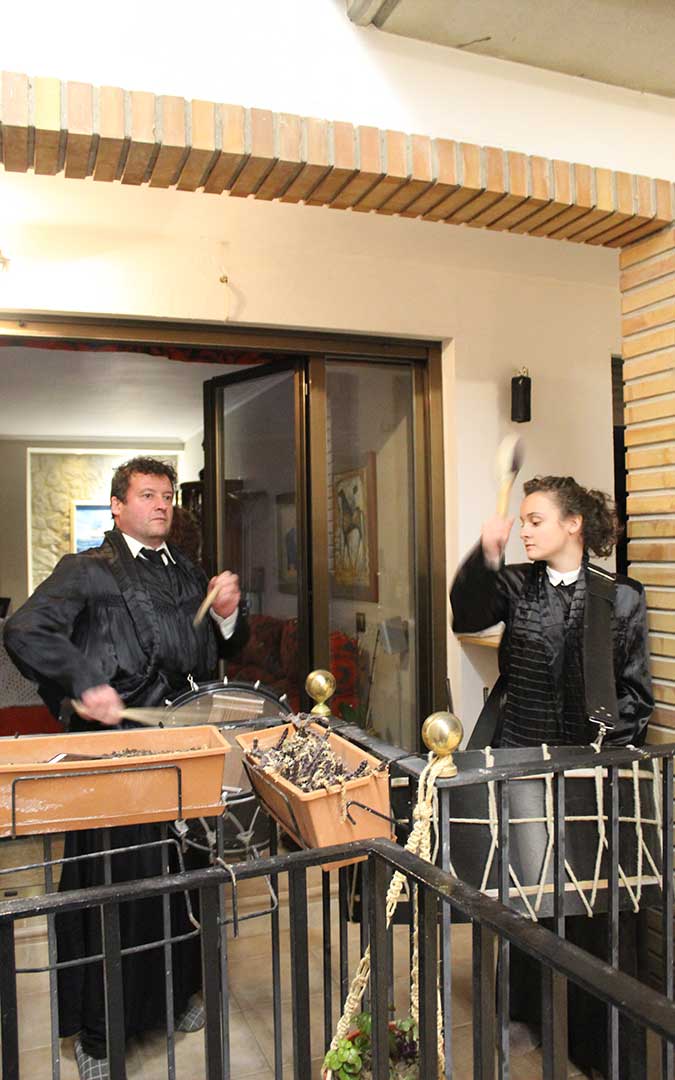Híjar. Padre e hija tras las doce de la noche del Jueves Santo.