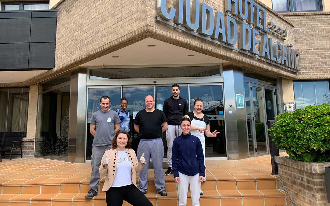 Todos los voluntarios que en las últimas semanas han trabajado en el centro medicalizado Hotel Ciudad de Alcañiz./ G.T.