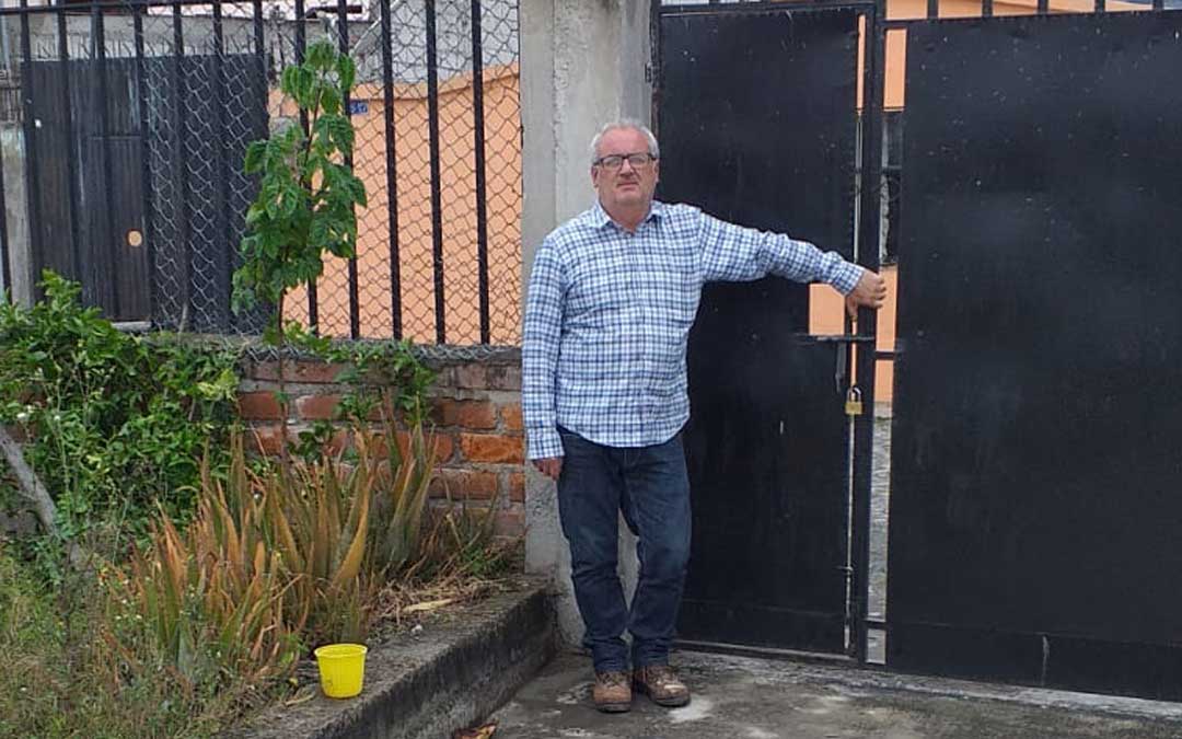 El alcalde de Torre de Arcas, Juan Carlos Arrufat, en la puerta exterior de la vivienda de su familia política