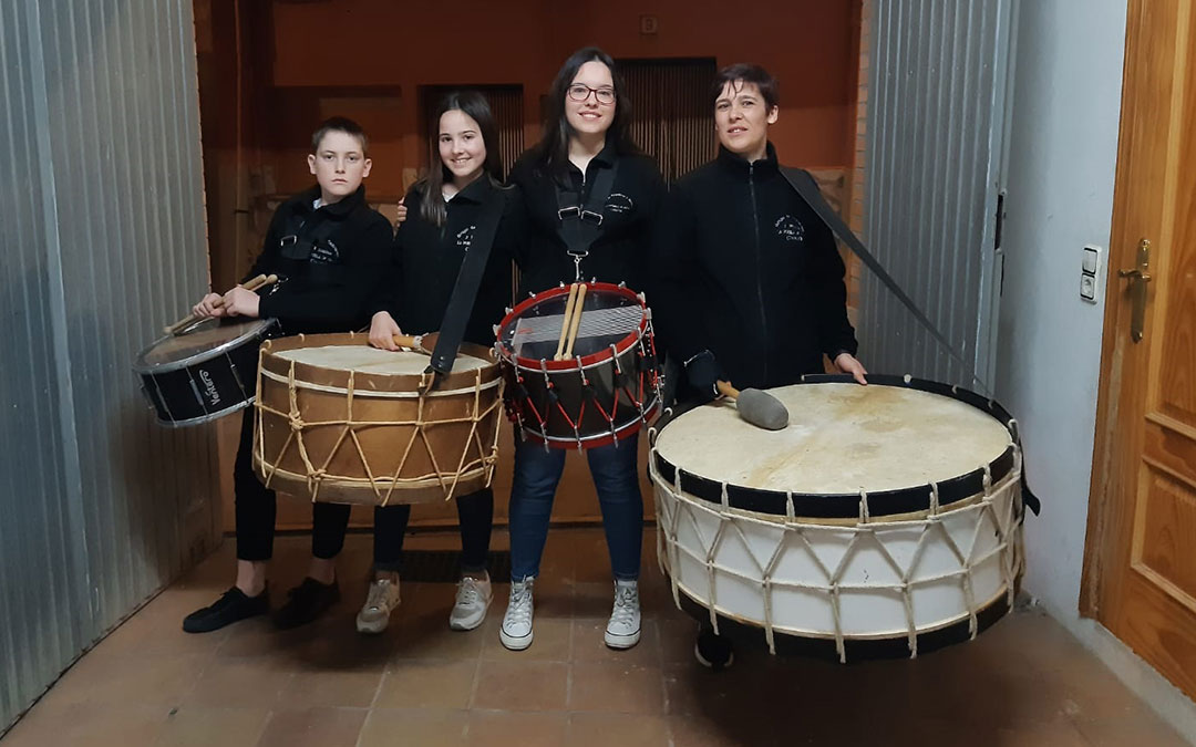 La Puebla de Híjar. Foto de familia con tambores y bombos.