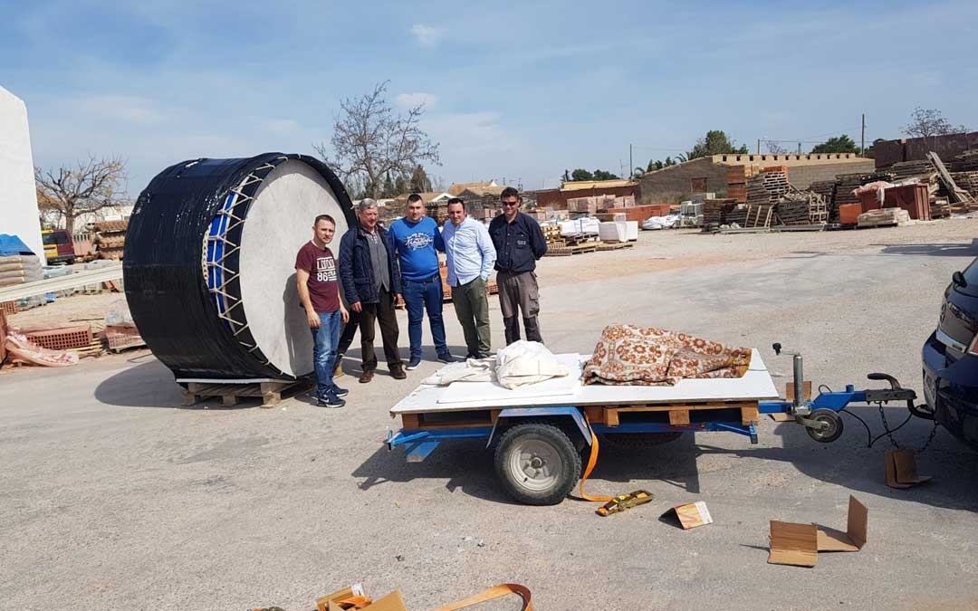El estreno del bombo gigante esperará a 2021 pero la venta de tiras y sorteos para sufragarlo seguirán adelante. / Asociación Cofradías La Puebla