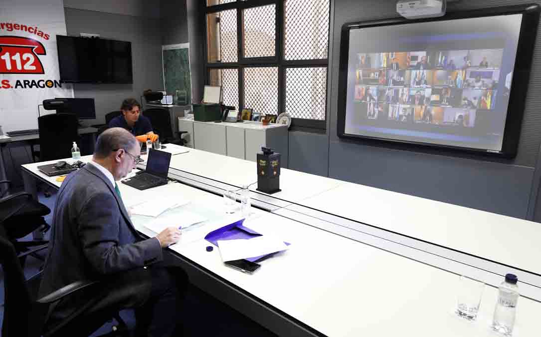 Lambán durante la videoconferencia de este domingo con Pedro Sánchez y el resto de presidentes autonómicos. LUIS CORREAS