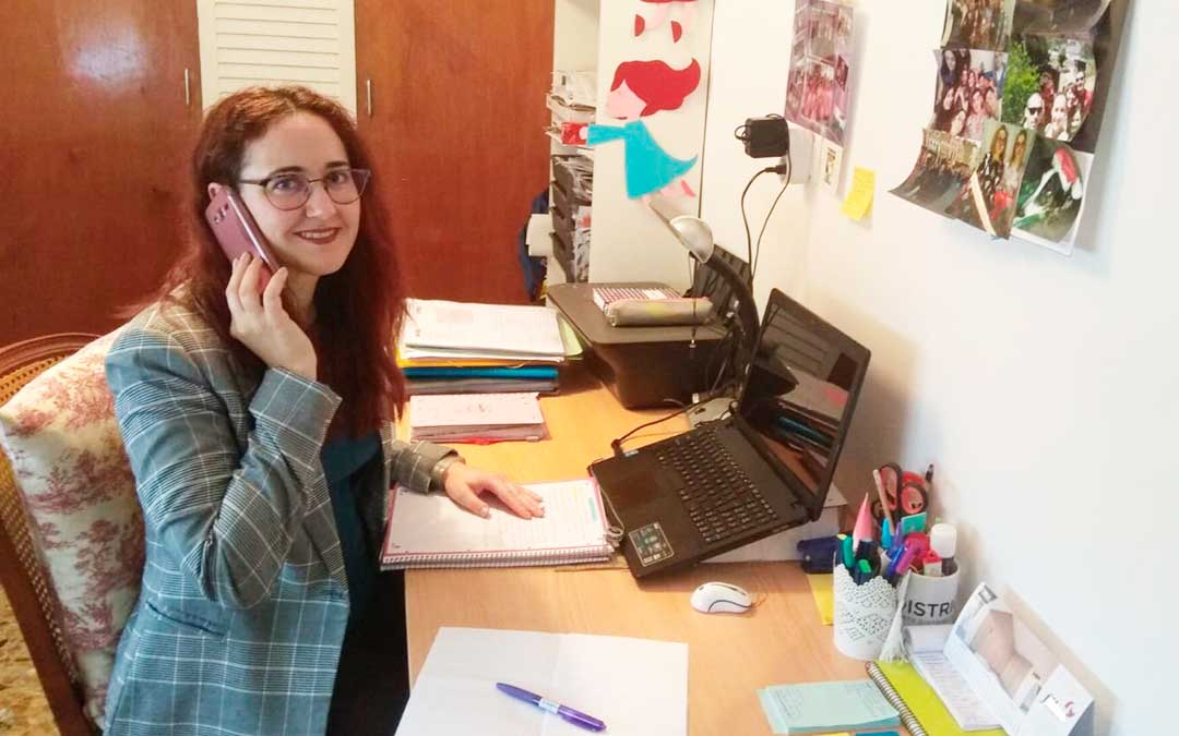Lidia Ralfas atendiendo llamadas desde su casa.