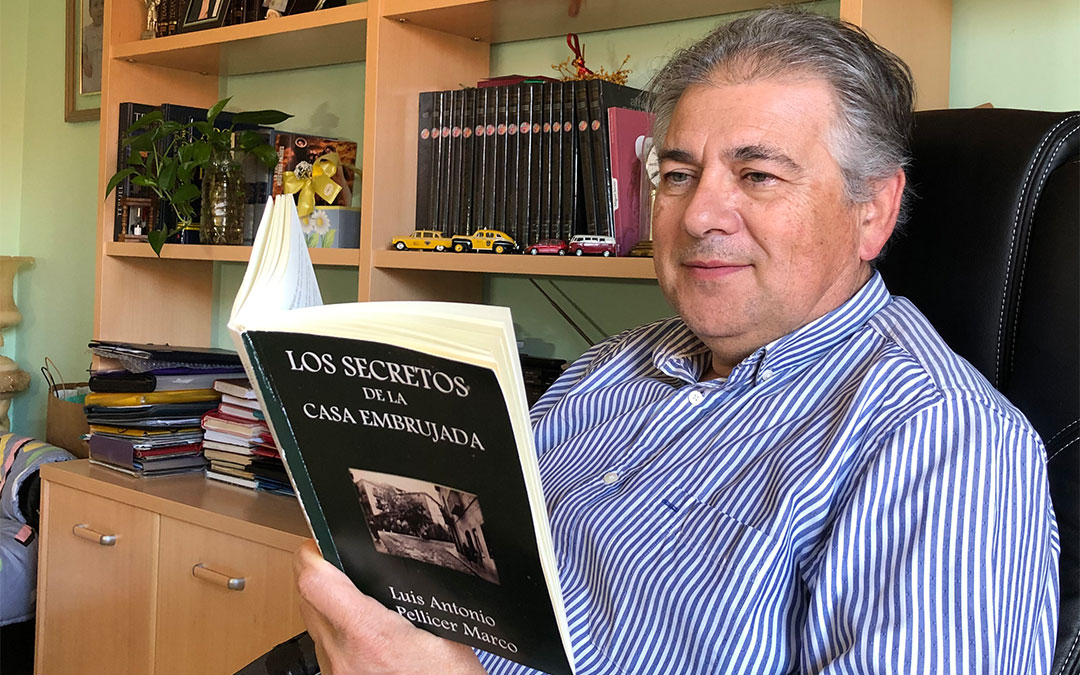 El escritor alcañizano Luis Pellicer junto a su novela 'Los secretos de la casa embrujada'./ L.C.