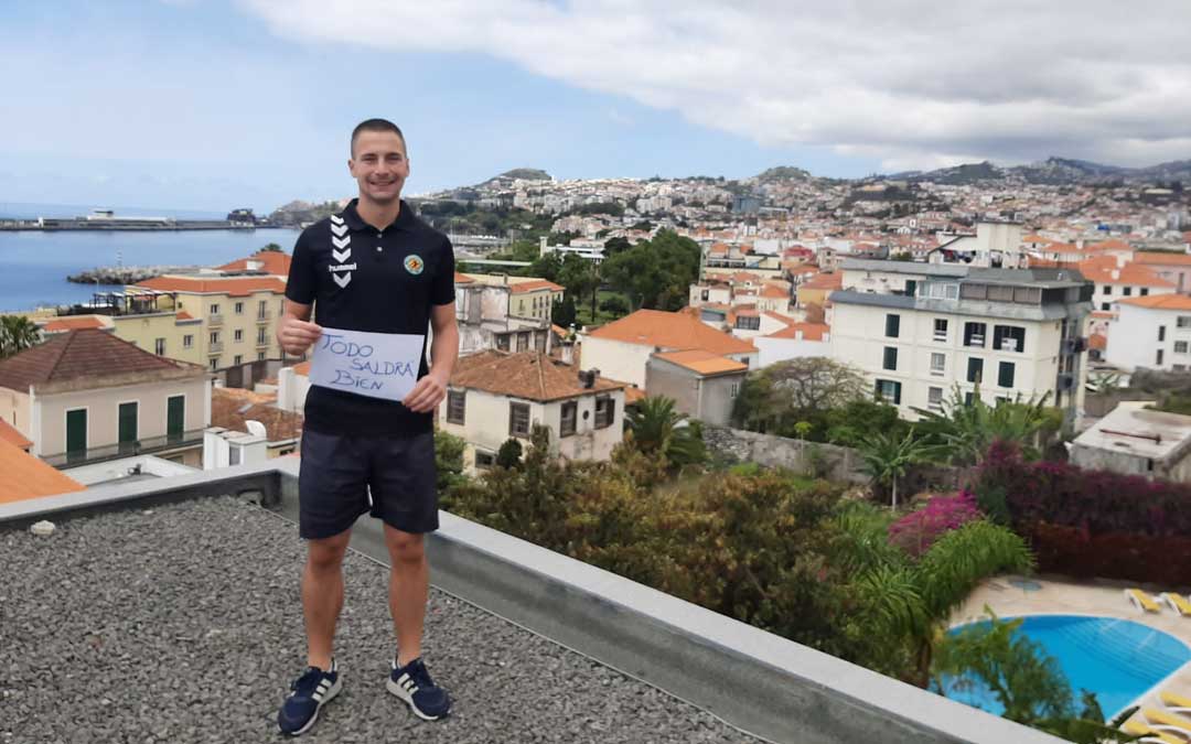 Boix, con su camiseta del Balonmano Alcañiz y el mensaje de ánimo, desde la terraza de su residencia de estudiantes en Madeira.