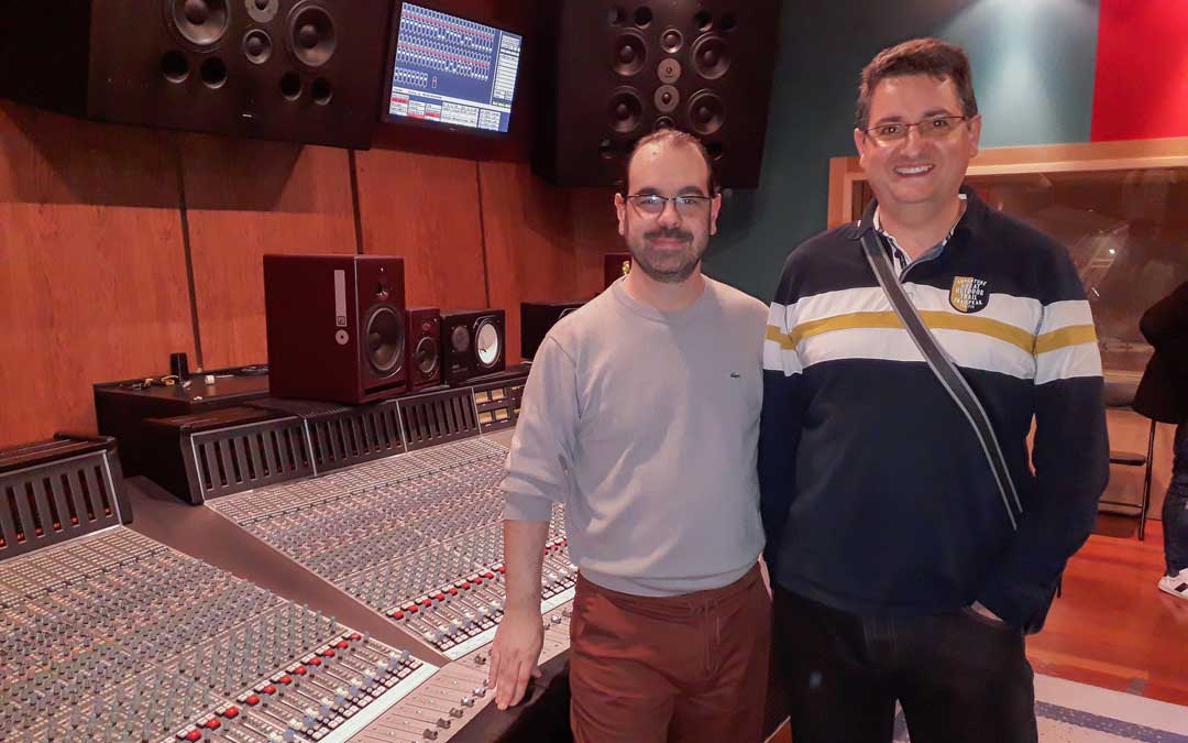 Mampel (dcha.) con Caco Refojo, ganador de 4 Grammy Latinos. Su trabajo implica una formación constante. / Archivo Juan Carlos Mampel